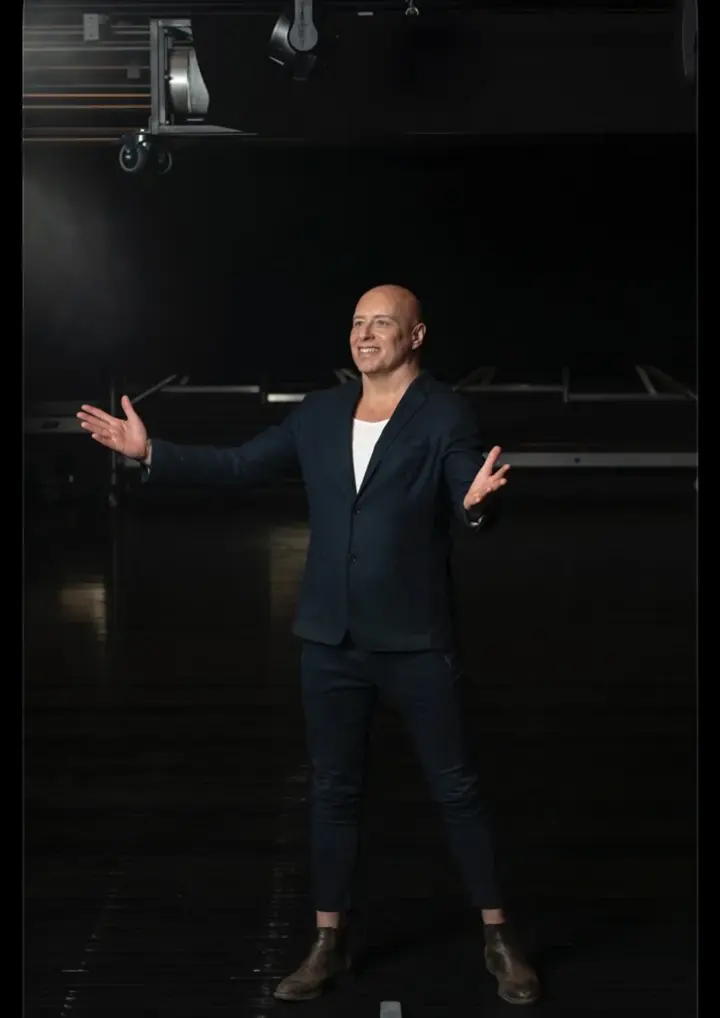 Micke Hermansson on stage with his arms wide open
